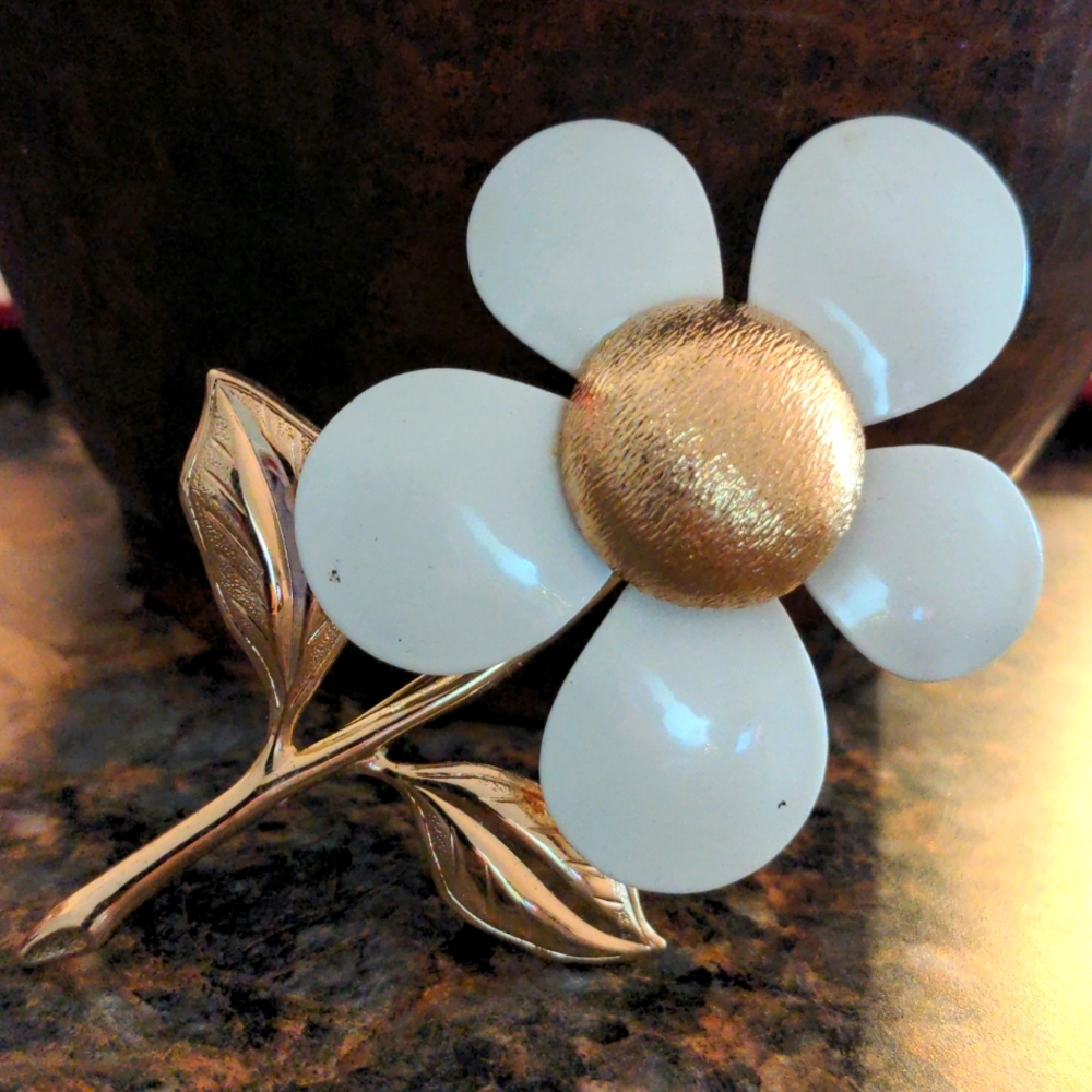 Vintage Sarah Coventry Daisy Brooch